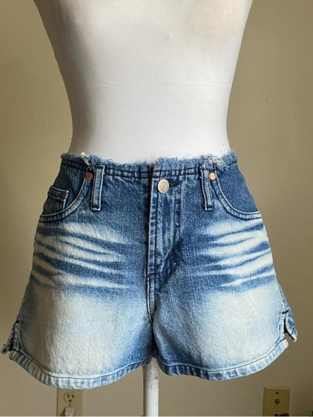 Vintage 90s Y2K frayed denim shorts - Picture 6 of 8